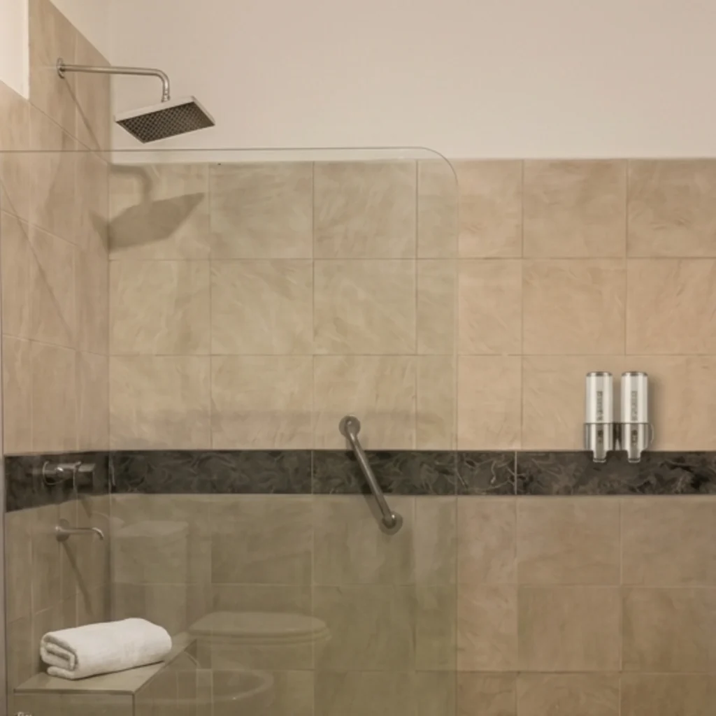 ducha amplia con mampara de vidrio en suite privada en Chilecito