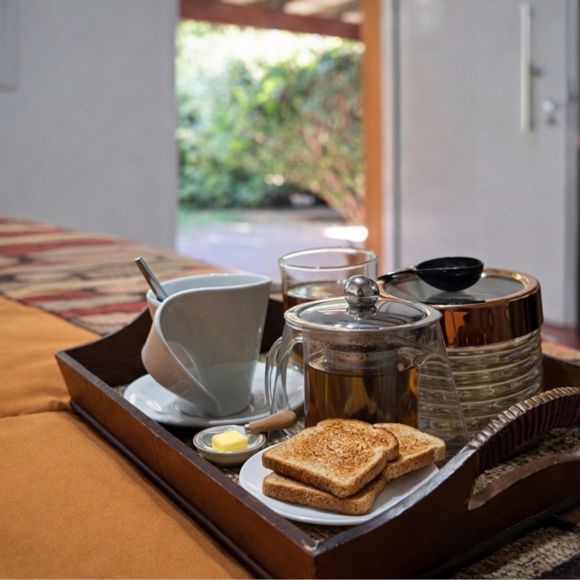 desayuno servido en la suite con vista al jardín en Chilecito