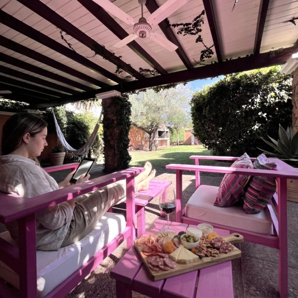 galería exterior de la suite en Chilecito con espacio para descansar