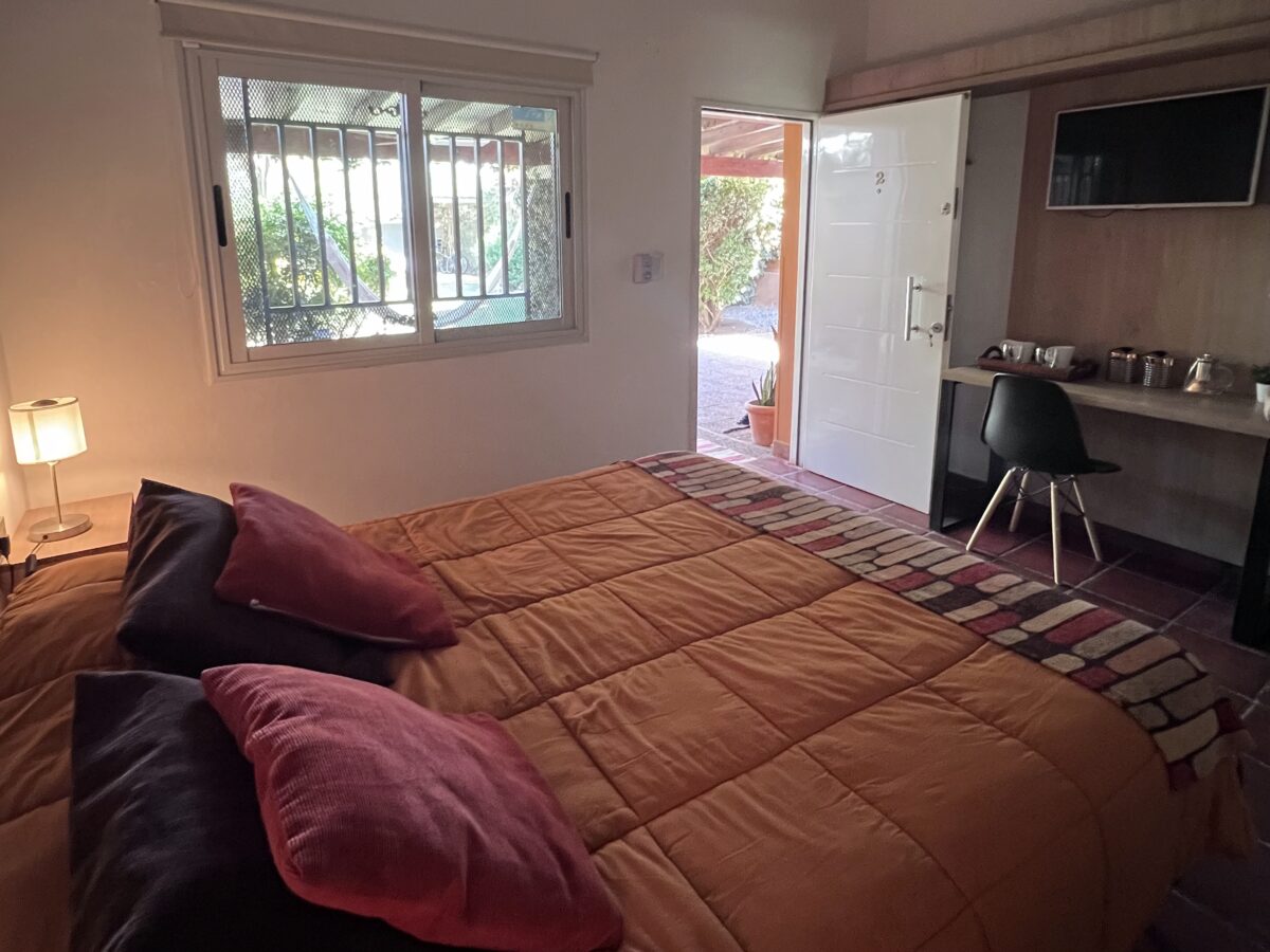 Suite Andina en Refugio, cabañas y suites en Chilecito con cama matrimonial, baño privado y espacio cómodo para descansar