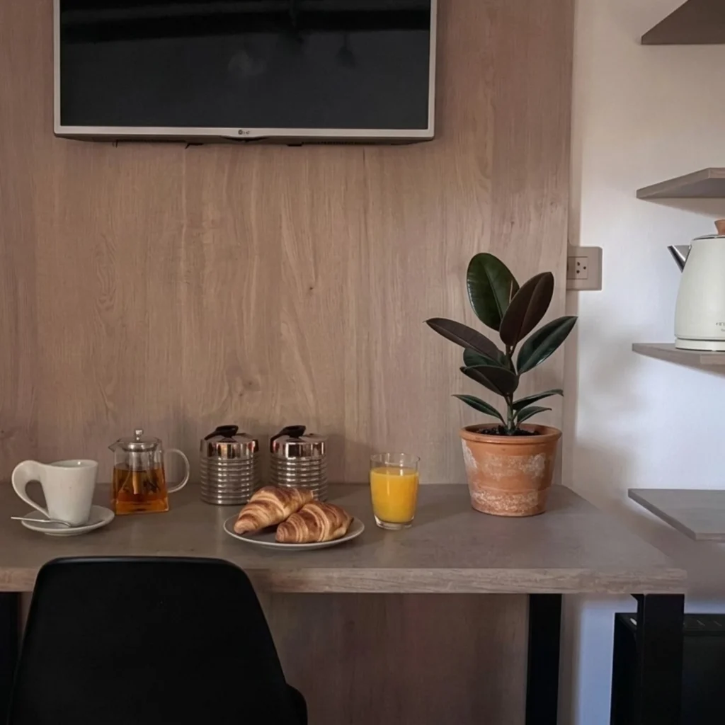 espacio interior de la suite en Chilecito con mesa y detalles minimalistas