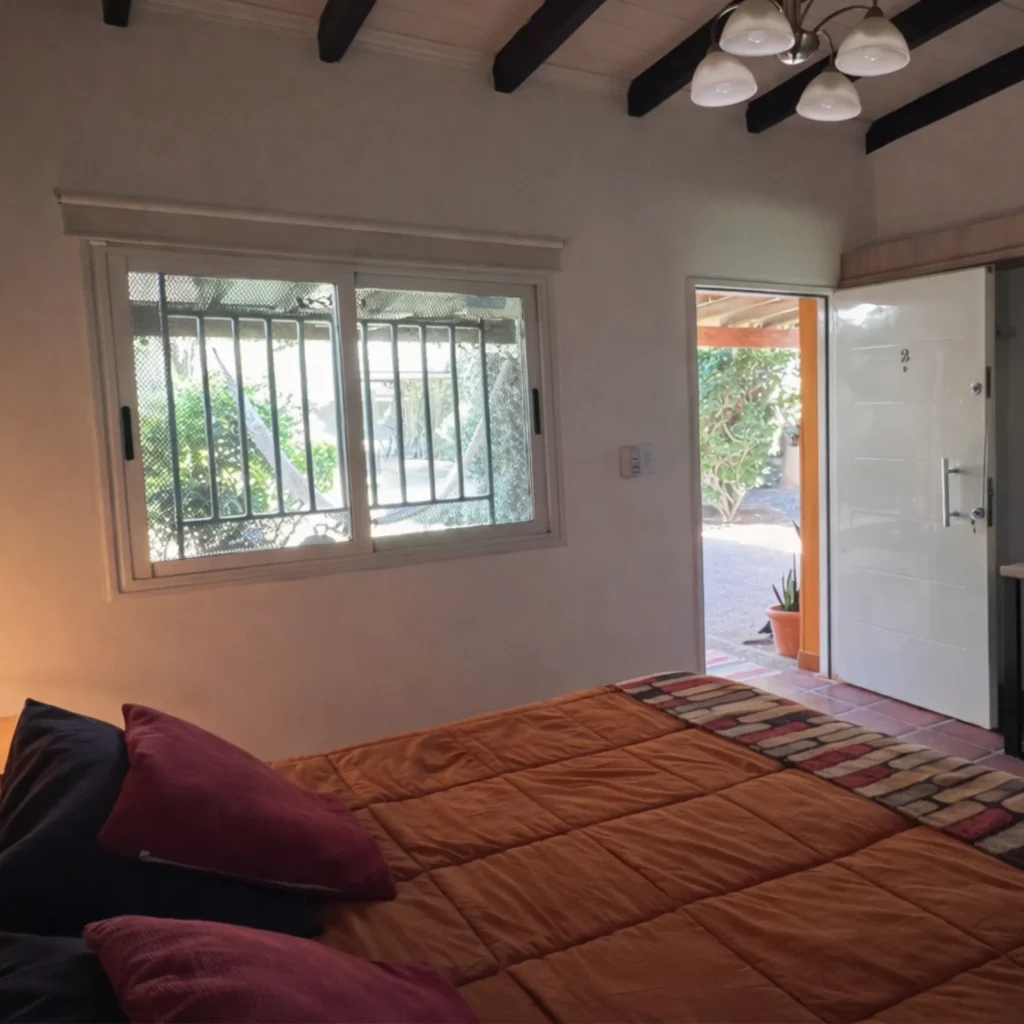 habitación luminosa en suite en Chilecito con vista al exterior y cama doble
