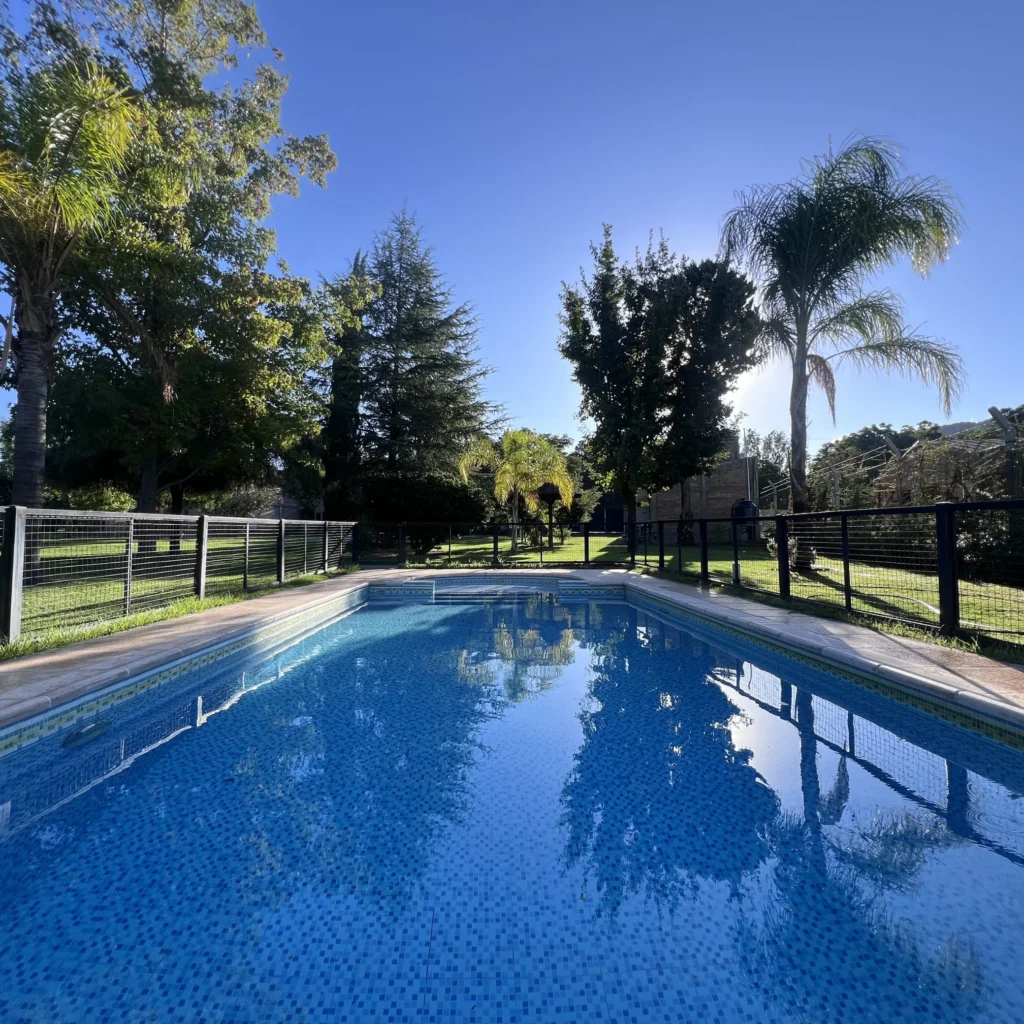pileta al aire libre en alojamiento en Chilecito rodeada de naturaleza