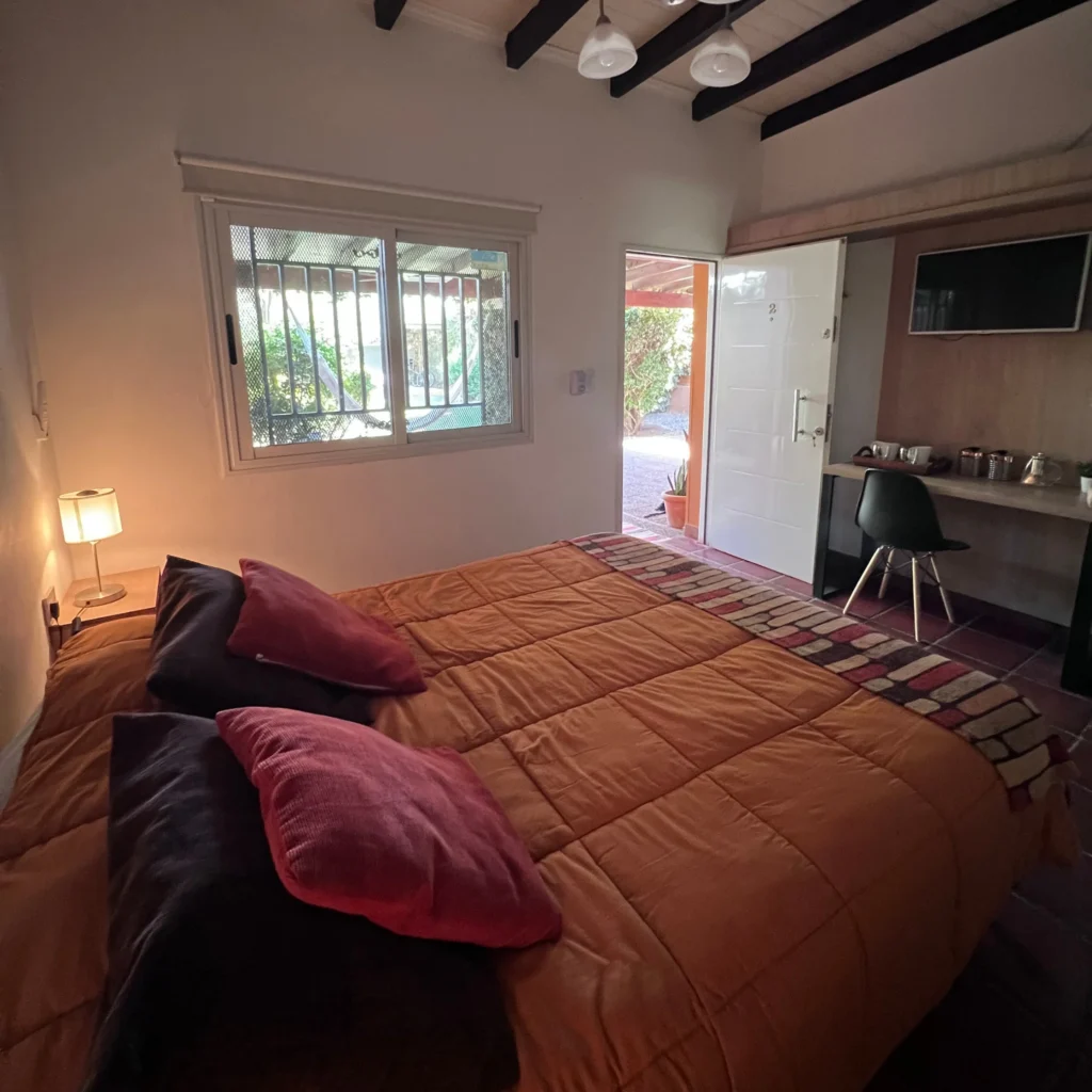 suite en Chilecito con cama doble, luz natural y salida al jardín en Refugio