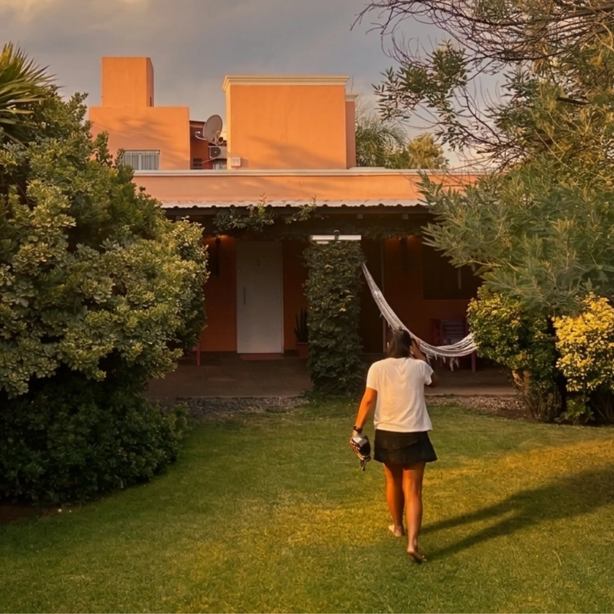 jardín amplio de la suite en Chilecito con espacio verde y privacidad