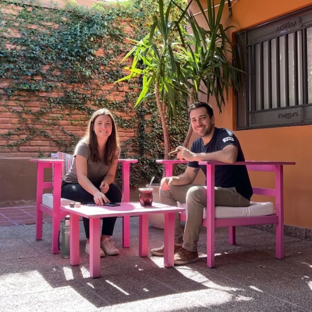 galería con mesa en alojamiento en Chilecito ideal para desayunar o relajarse