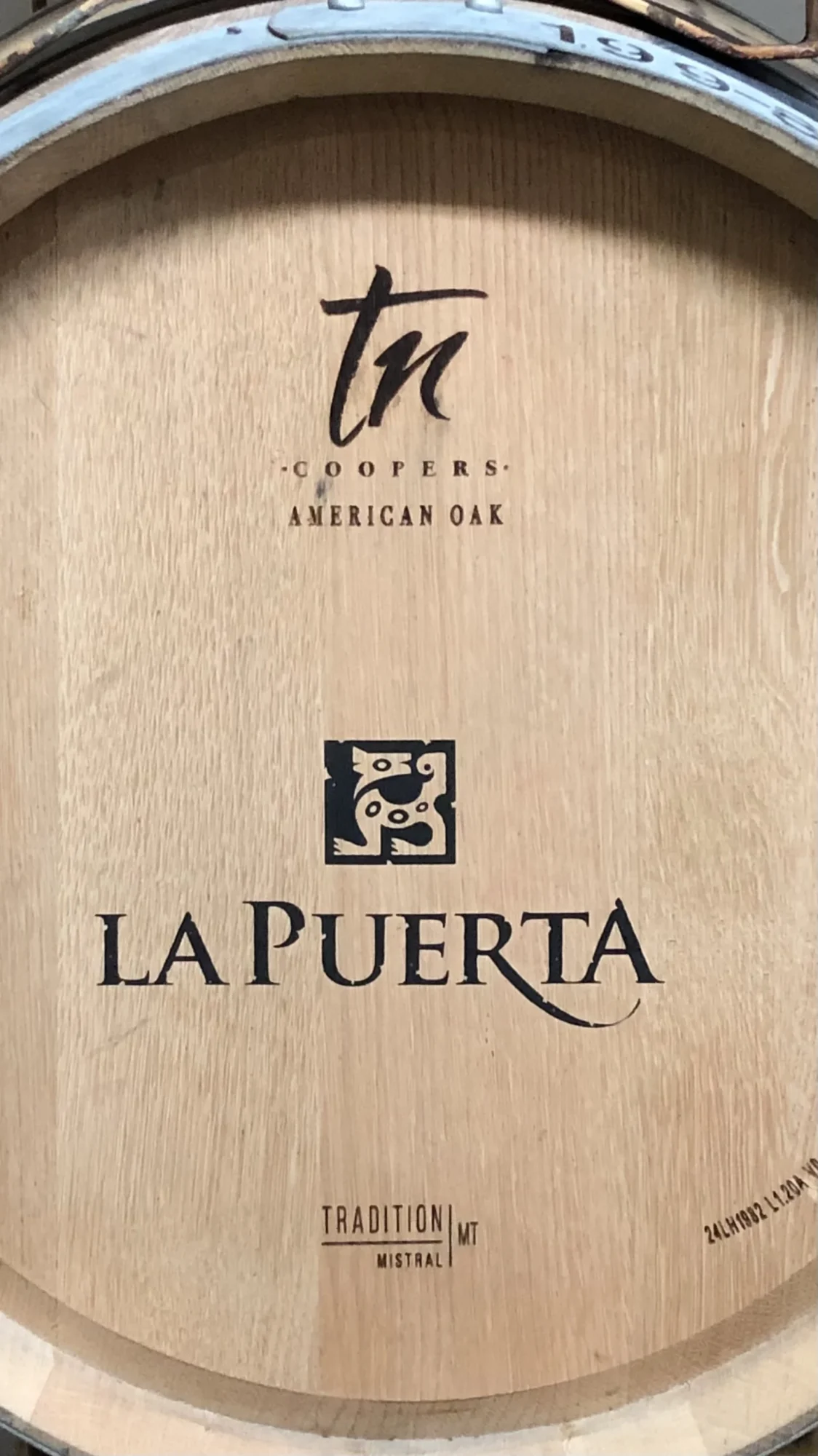 Barrica de roble americano de Bodega Valle de la Puerta, Chilecito, La Rioja.